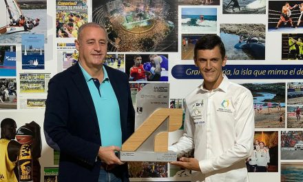 Francisco Castellano, consejero de Deportes del Cabildo de Gran Canaria,  recibe a Rogelio Peñate