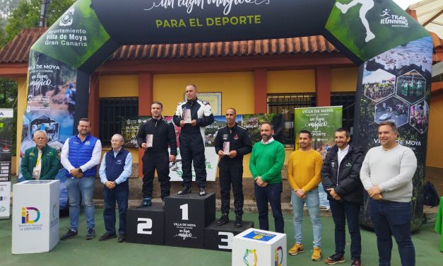 Iván Armas celebra el campeonato con su octava victoria en Moya