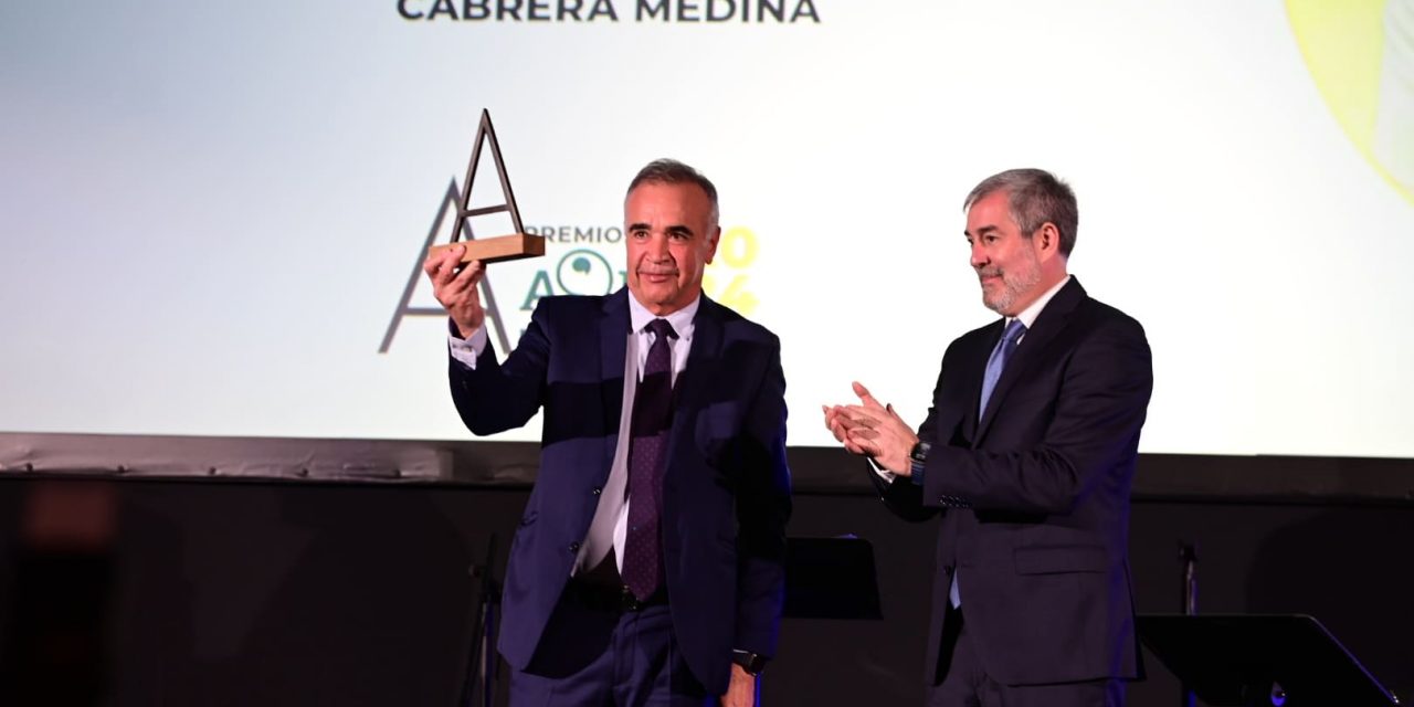 El presidente de Canarias entrega a Mamerto Cabrera el Premio Atlántico al Liderazgo en la modalidad Empresarial