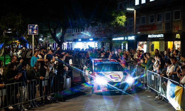 El 48 Rally Islas Canarias recibe el banderazo de salida ante miles de espectadores