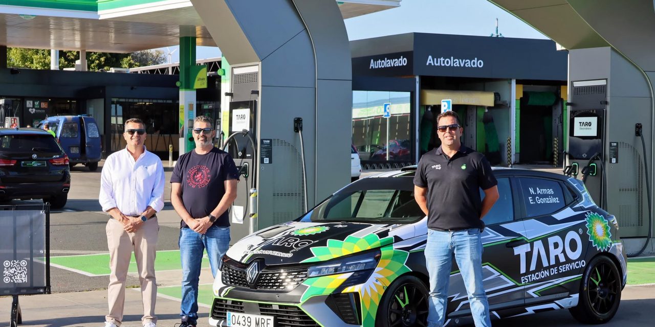 Nuevos colores del Clio Rally4 de Noé Armas y Efraín González con BP Estación de Servicio