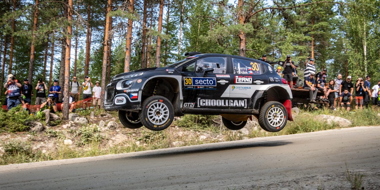Jan Černý y Jan Hloušek, en los puntos tras  finalizar el Rally de Finlandia