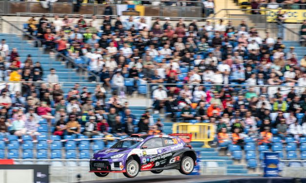 ENRIQUE CRUZ Y YERAY MUJICA HACEN HISTORIA: NOVENOS EN SU DEBUT EN EL WRC
